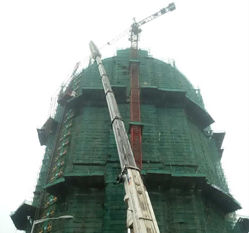 宾川吊车在工地上作业